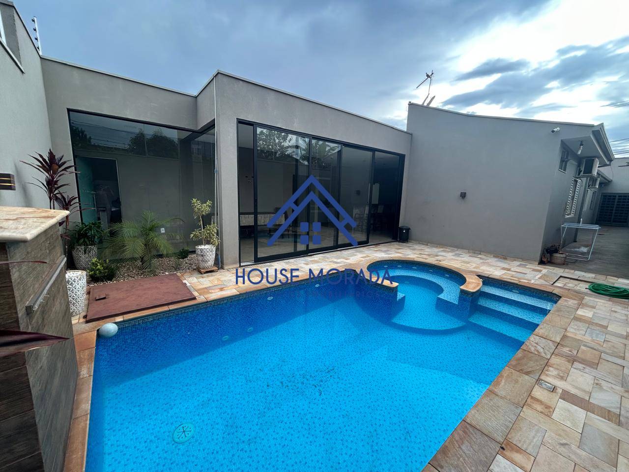 VENDO CASA 3 DORMIT SENDO 1 SUÍTE C/PISCINA JD MARTINES ARARAQUARA SP