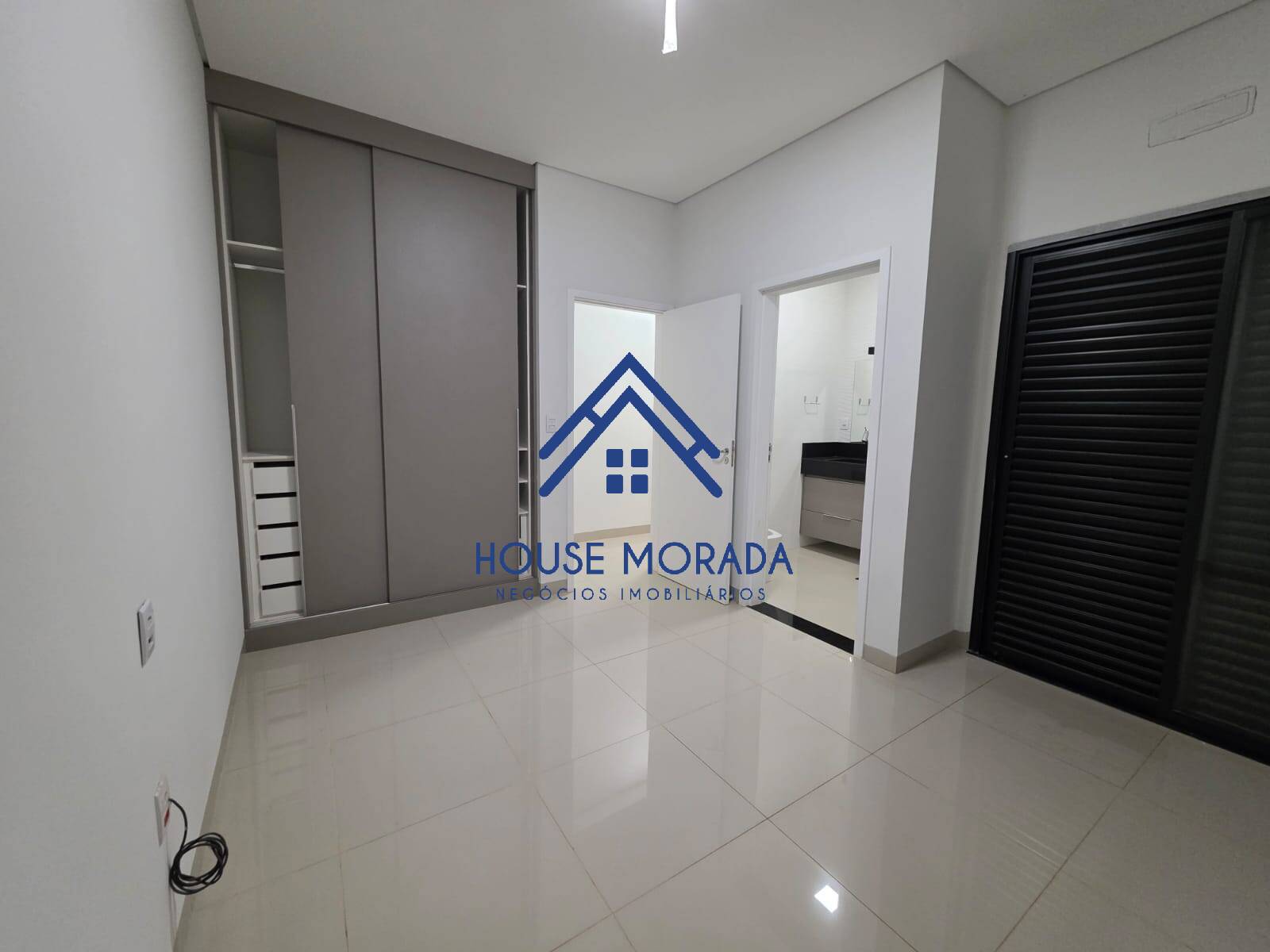 ALUGO CASA ESQUINA 03 SUÍTES C/CLOSET CONDOMÍNIO VILLAGE DAMHA II AQA