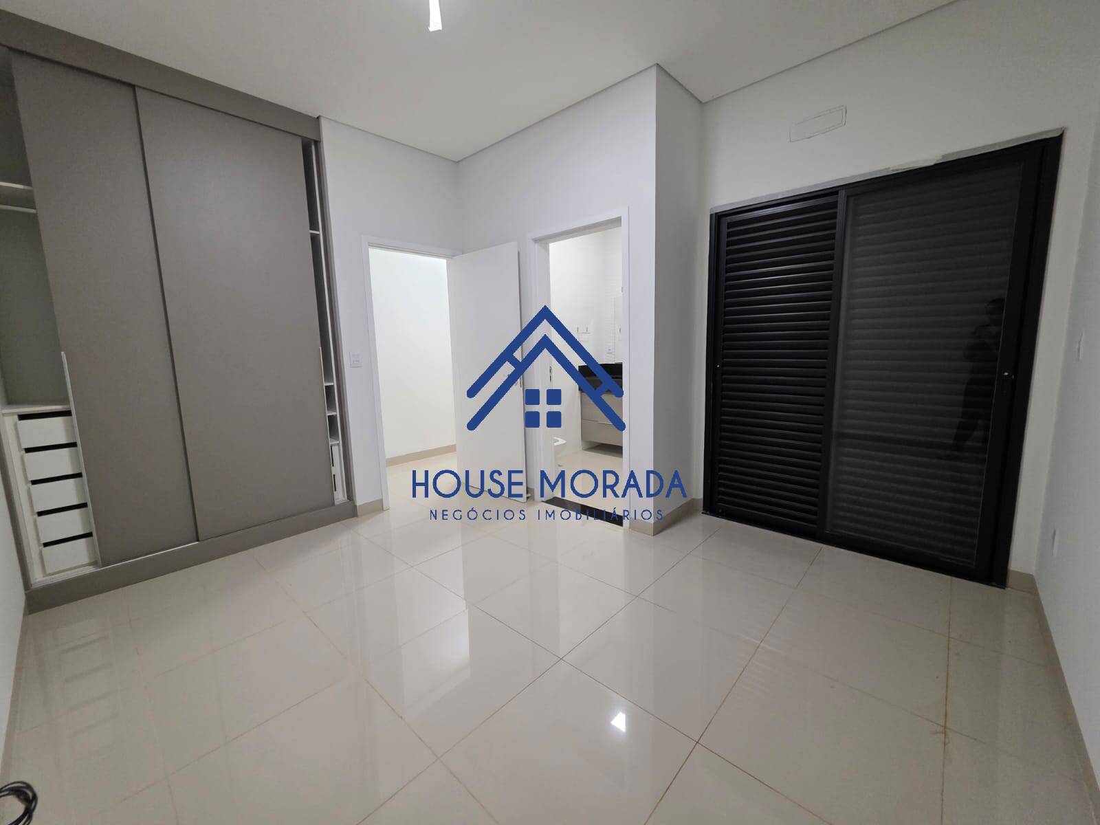 ALUGO CASA ESQUINA 03 SUÍTES C/CLOSET CONDOMÍNIO VILLAGE DAMHA II AQA