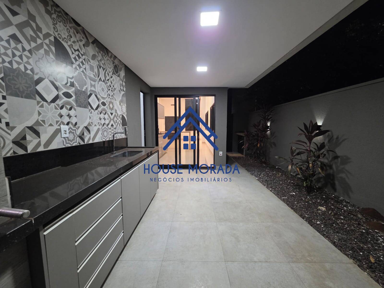 ALUGO CASA ESQUINA 03 SUÍTES C/CLOSET CONDOMÍNIO VILLAGE DAMHA II AQA