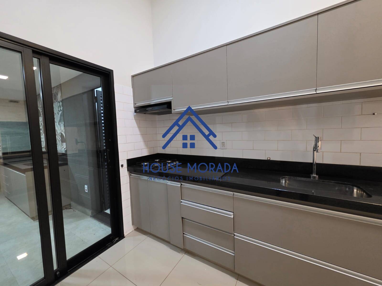 ALUGO CASA ESQUINA 03 SUÍTES C/CLOSET CONDOMÍNIO VILLAGE DAMHA II AQA