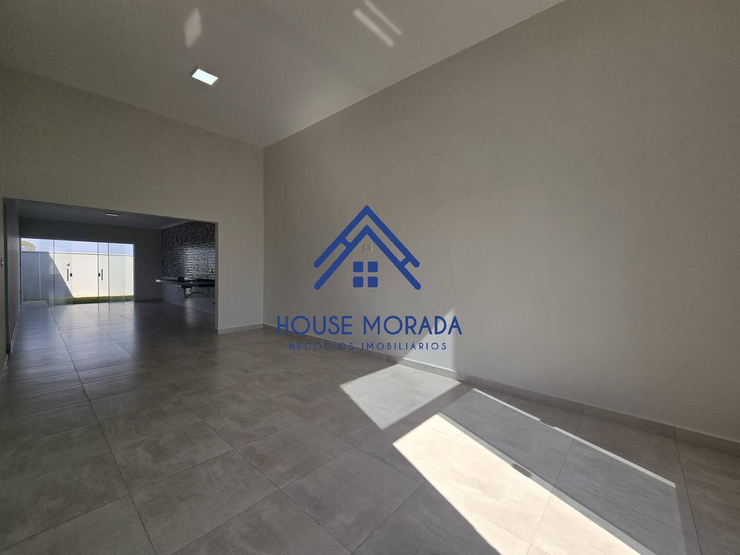 VENDO CASA 3 DORMITORIOS, SENDO 1 SUITE, COND BELLA VITTA