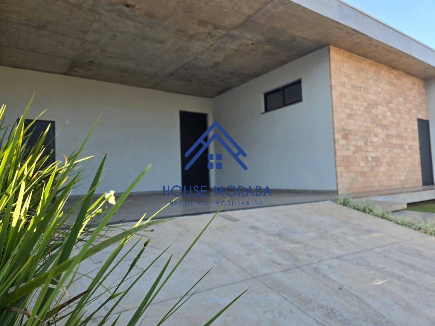 VENDO CASA, 3 SUITES, COM PISCINA, COND BUONA VITA